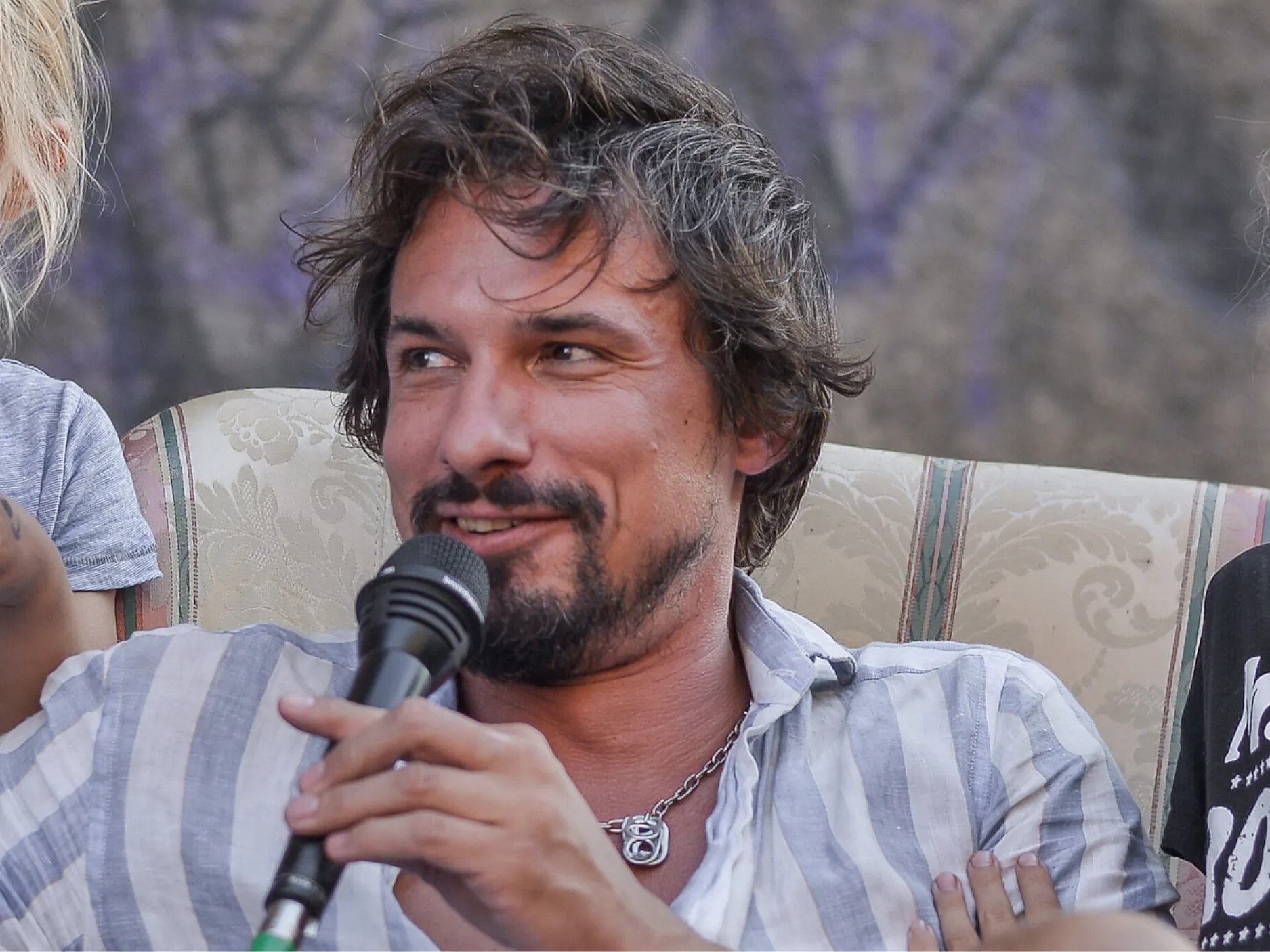 Izar Lunaček med pogovorom z mikrofonom v roki